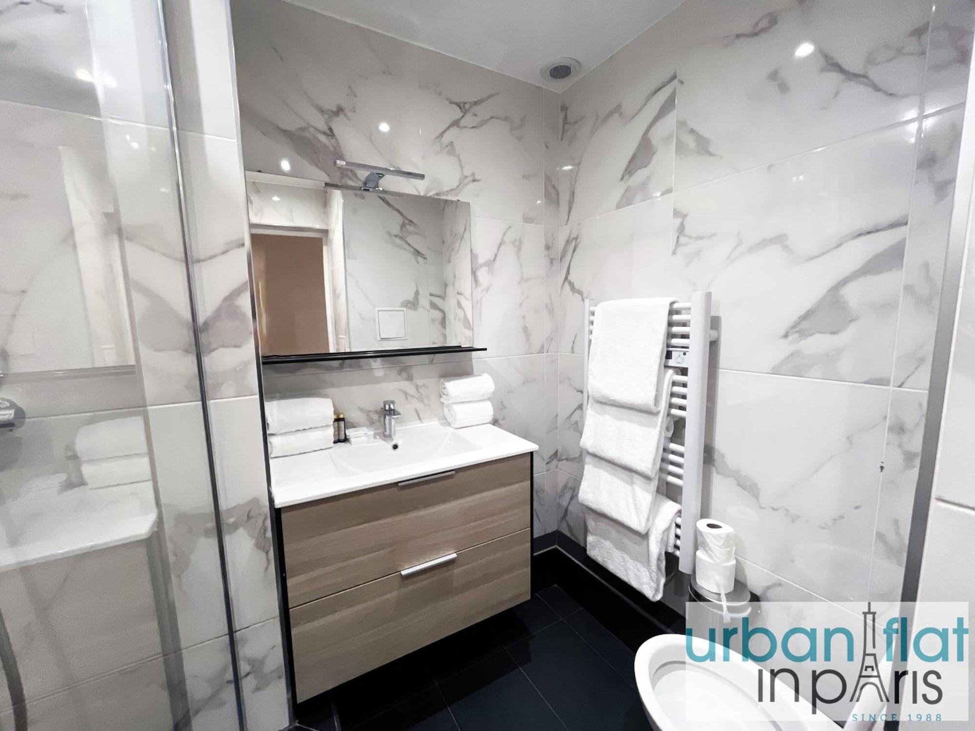 Urban Flat 182 - Spacious 4 Bedroom Flat In Appartement Parijs